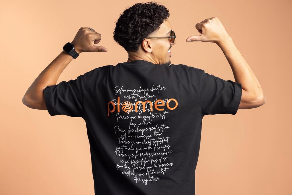 Présentation du tee-shirt Plomeo sur fond orange