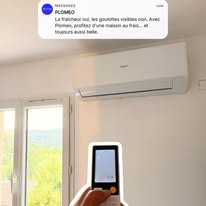 Climatiseur mural installé dans une pièce et piloté avec une télécommande