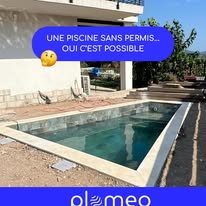 Piscine rectangulaire réalisée dans le jardin d’une maison